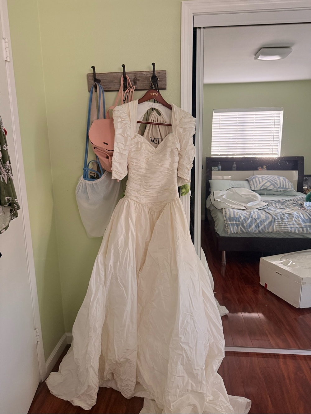 Diamond Supply Co. Ivory/White Ruffled Puff-Sleeve Wedding Dress